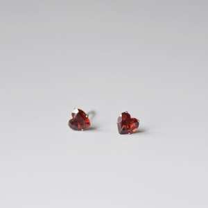 Boucles d'oreilles clous en grenat, pierre de naissance de janvier, en argent sterling, cœur en grenat, bijoux minimalistes, cadeau pour elle - Product Image 2