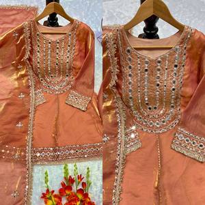 Elegante Salwar Kameez con Bordado Intenso para Mujer |   Ropa Festiva Premium con Dupatta |   Disponible en 3 colores - Product Image 3