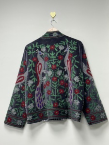 Chaqueta Bomber de Terciopelo Bordada de Alta Calidad, Cuello Alto, Manga Larga, Patrón Floral, Diseño Suzani, Acabado con Pavo Real Cosido a Mano - Product Image 4