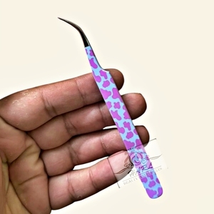 Pinzas Profesionales de Acero Inoxidable para Extensión de Pestañas, Antimagnéticas, con Diseño de Vaca Rosa, Curva Delgada de 90 Grados, Aislamiento Suave - Product Image 1