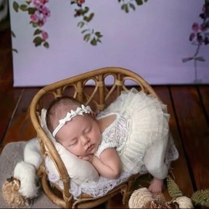 Lit de jour en bambou personnalisable avec rembourrage en coton, durable et confortable, style traditionnel, idéal comme accessoire de photographie pour bébés. - Product Image 4
