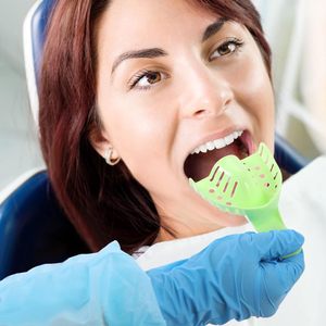 Juego de Bandejas de Impresión Dental de Plástico Profesional | # Bolsa de 7 Compartimentos con Bandejas Rígidas de Plástico Perforadas Desechables UL/LR - Product Image 3