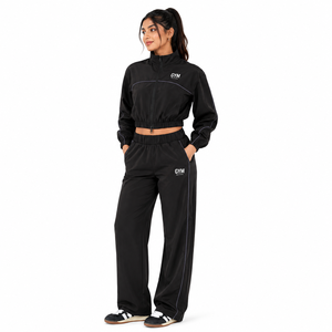 Ensemble de survêtement court noir pour femme, personnalisable avec logo, veste de sport athlétique et pantalon large, 2 pièces, en molleton polyester/coton, pour la gym - Product Image 1