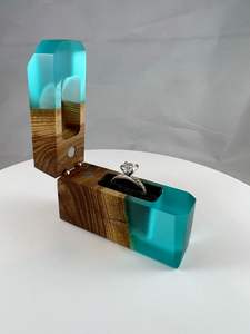 Boîte à alliances de luxe en époxy et bois. Porte-bague de fiançailles mignon en résine. Étui à bagues compact et personnalisé pour cadeau - Product Image 4