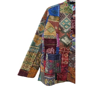 Veste réversible en patchwork de soie vintage tendance faite à la main, col en V, matelassée Kantha, pour femmes, en coton respirant et écologique - Product Image 2