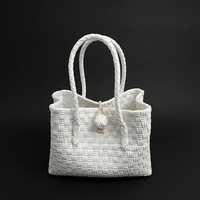 Sac fourre-tout tissé en plastique écologique fait main, imperméable, avec poignée tressée blanche, pour la plage ou le marché, personnalisable avec logo, fournisseur en gros