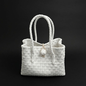 Sac fourre-tout tissé en plastique écologique fait main, imperméable, avec poignée tressée blanche, pour la plage ou le marché, personnalisable avec logo, fournisseur en gros - Product Image 1