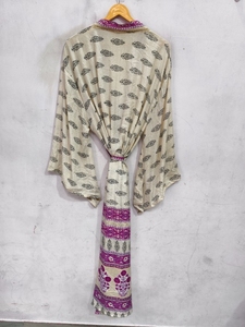 Kimono de Seda de Lujo con Parches, Túnica Larga para Dormir o Cubrir el Bikini, Kimono de Sari de Seda Reciclada Vintage Hecho a Mano en India - Product Image 5