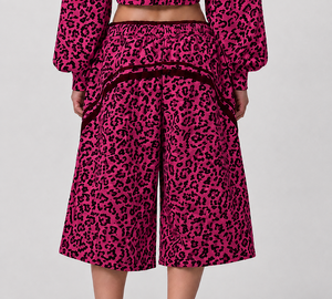 Shorts Bermuda pour femmes à imprimé léopard rose avec poches, taille élastique, tissu de haute qualité et doux, shorts décontractés pour femmes - Product Image 2