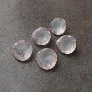Quartz rose véritable, taille facetée, forme cœur, pierre précieuse calibrée, pour la fabrication de bijoux, toutes tailles disponibles - Product Image 1
