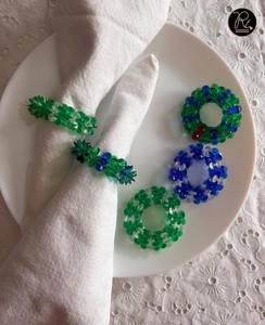 Combinaison unique de perles bleues et vertes pour serviettes de table, utilisées pour la décoration lors de mariages, de dîners et de fêtes. Achetez en gros. - Product Image 1