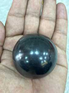 Esfera de cristal de shungita elaborada con piedra mineral natural, con ricos tonos de grafito, acabado redondeado y brillo subtil. - Product Image 2
