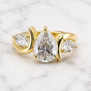 แหวนหมั้นเพชรทรงหยดน้ำสามเม็ด ทองคำขาวชุบโรเดียม 14K เพชร CVD ผลิตในห้องปฏิบัติการ สำหรับผู้หญิง รับรองโดย IGI หรูหรา - Product Image 1