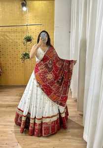 Conjunto de Lehenga Choli Blanco y Rojo con Bordado de Espejo, Traje Tradicional Indio para Bodas, Vestido Largo de Algodón para Mujer - Product Image 1