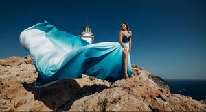 Robe longue fluide effet ombré |   Robe volante Santorini pour séance photo |   Robe de soirée élégante en satin de soie à longue traîne pour femmes - Product Image 1