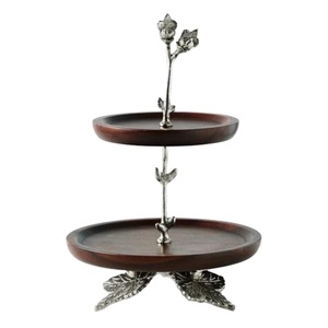 Support à gâteau en bois de luxe à 2 niveaux avec poignée en métal en forme de branche fleurie, en bois d'acacia artisanal, pour table d'hôtel - Product Image 1