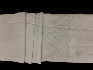 Tissu en coton blanc de qualité supérieure avec bordure à œillets – Broderie florale Schiffli teintable avec bord festonné pour robes – Vente en gros directe usine - Product Image 3