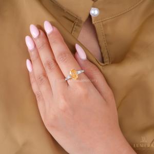 Bague de fiançailles en or massif avec diamant ovale jaune fantaisie cultivé en laboratoire IGI et bague de mariage à baguettes effilées - Product Image 1
