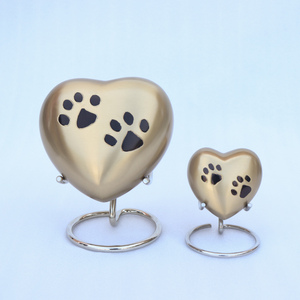Urna de Cremación de Latón Hecha a Mano de Alta Calidad con Diseño de Huella Grabada para Cenizas de Mascotas, Urna para Cenizas de Mascotas Electrochapada - Product Image 3
