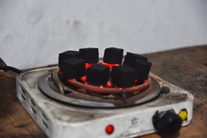 Briquetas de Carbón Vegetal Negro Premium CocoRiki (Cáscara de Coco) en Forma de Cubo, Hechas a Máquina para Barbacoa, Hookah y Shisha - Product Image 3