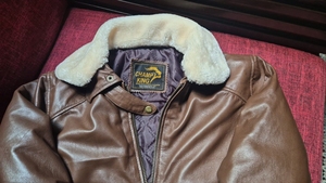 Chaqueta de aviador/bomber de cuero marrón con cuello de piel de oveja/forro polar color crema extraíble, puños y dobladillo acanalados. - Product Image 3