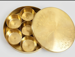 Boîte à épices ronde décorative en laiton avec couvercle à motif paon et cinq compartiments intérieurs pour le rangement en cuisine - Product Image 1