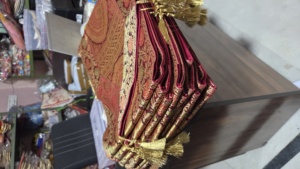 ผ้าคลุมไหล่ไหมบานาราสีสีแดงเลือดหมู พร้อมลายปักดิ้นทองและขอบลายดอกไม้ประณีต ผ้าไหมศิลปะปักดิ้นทองลายบานาราสี - Product Image 3