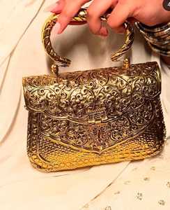 Un bolso distintivo que complementa tanto atuendos tradicionales como contemporáneos. - Product Image 5