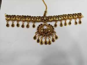 Parure de bijoux indienne tendance classique : collier ras-du-cou, boucles d'oreilles en fausses perles vertes – Idéal pour fiançailles, anniversaire, mariage, fête - Product Image 3