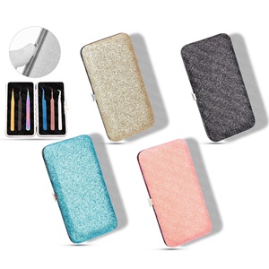 L'étui à paillettes magnétique pour pince à épiler est un accessoire élégant et fonctionnel conçu pour protéger les pinces à cils - Product Image 1