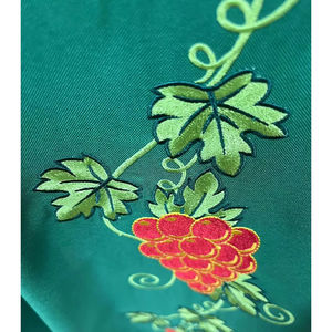 Chasuble Gothique Brodée sur Mesure avec Motifs Entrelacés de Croix et de Grappes de Raisins, Collection 2026 - Product Image 4