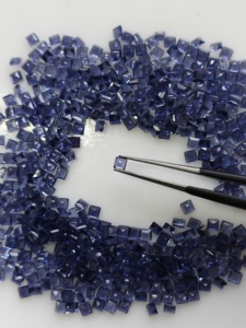 Iolite naturelle violette 2,5 mm, taille carrée à facettes, qualité supérieure, pierre précieuse en vrac, effets pleochroïques pour la fabrication de bijoux - Product Image 1