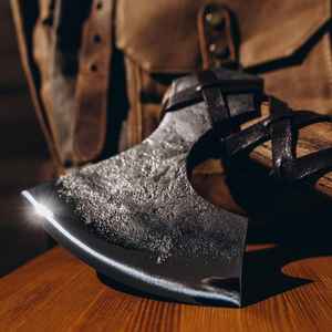 Hacha Vikinga Ragnar Forjada a Mano de Acero al Carbono Personalizada al por Mayor con Funda de Cuero y Mango de Madera - Product Image 4