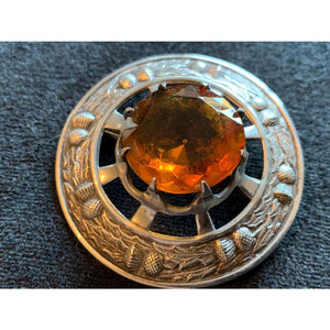 Broche Escocés de Cardo con Piedra Central Grande Color Citrino, Metal Plateado, Diseño a Cuadros para Atuendos - Product Image 2