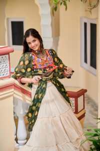Ensemble Lehenga Choli entièrement cousu, spécial Navratri, avec shrug en dentelle miroir et broderie Gamthi Work Kodi Work. - Product Image 4