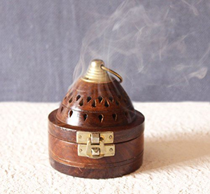 Quemador de incienso de madera artesanal con orificios de ventilación y base de madera en forma de pirámide, soporte para incienso árabe para regalos de Ramadán - Product Image 1