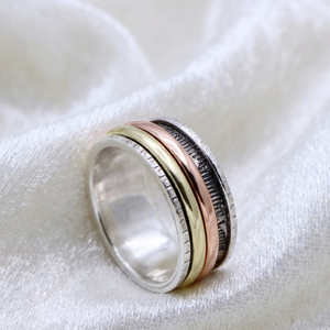 Bague tournante texturée à trois tons en argent sterling 925 faite à la main |   Bijoux fins pour femmes, cadeau pour soulager l'anxiété et favoriser la méditation - Product Image 1
