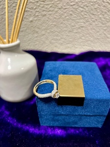 แหวนเพชรแท้ดีไซน์ทันสมัยสำหรับผู้หญิง ตัวเรือนทองคำ 18K - Product Image 2
