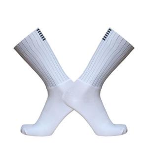Chaussettes de sport pour hommes en maille unie respirante et écologique, en Spandex et Polyester, pour l'été, couleurs rose, vert, blanc, noir, avec logo sur le revers. - Product Image 3
