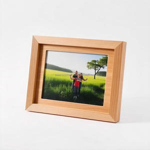 Encadrez vos souvenirs avec un porte-photo en bois de hêtre naturel fait à la main et durable pour un mariage de table et un affichage familial - Product Image 1