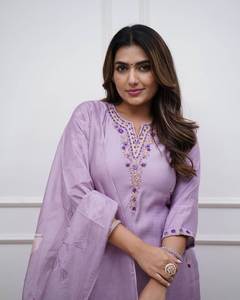 Ensemble Kurti, pantalon et dupatta pour femme en coton rayonne chanderi brodé de qualité supérieure, col en V, idéal pour les fêtes, avec protection solaire à séchage rapide - Product Image 5
