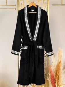 เสื้อคลุมอาบน้ำสีดำเงินสุดหรู สไตล์ตุรกี แต่งลายกรีกคีย์ ทำด้วยมือจากไม้ไผ่ สำหรับผู้ชาย คุณภาพระดับโรงแรมสปา ชุดลำลองสำหรับพักผ่อน ของขวัญสุดพิเศษ เนื้อผ้านุ่มพิเศษ WearX - Product Image 4