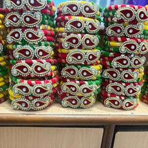Nuevas pulseras de hilo de seda con diseño floral tradicional multicolor y adornos de gota, ideales para Haldi, Mehndi, bodas y regalos de boda. - Product Image 6