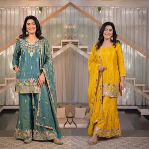 Découvrez l'élégance et le style avec cet ensemble de costume trois pièces en satin de soie brodé, conçu pour les femmes modernes. - Product Image 2