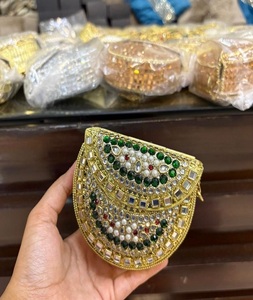 คลัทช์สำหรับเจ้าสาว Kundan ชุบทองทองเหลืองสีแดงแบบดั้งเดิมพร้อมงานกระจกและประดับพลอยเทียมโดยของนานาชาติ - Product Image 4