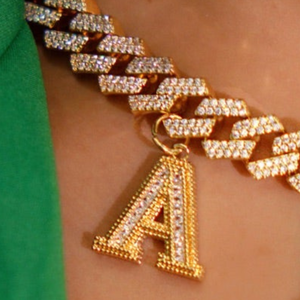 สร้อยคอคิวบาลิงค์แบบมีจี้ตัวอักษร สีทอง สีเงิน เครื่องประดับแฟชั่นสุดหรู คุณภาพพรีเมียม - Product Image 3