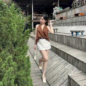 Ensemble coréen élégant : Blouse drapée brodée style halter et mini-jupe trapèze 100 % coton respirant et doux pour un usage quotidien raffiné - Product Image 2