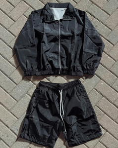 Ensemble de survêtement unisexe noir en polyester, veste zippée à manches longues, short, séchage rapide, tenue sportive d'été, coupe régulière pour adulte, design uni - Product Image 1
