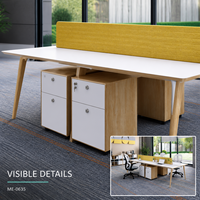 Banc de travail de bureau moderne pour 4 personnes avec dessus blanc, écran de confidentialité jaune, pieds couleur bois et rangement sous le bureau