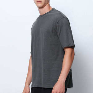 เสื้อยืดสตรีทแวร์ผู้ชายขายส่ง ปักลายขาดๆ แบบทำสีเอซิด ย่อยสลายได้ ระบายอากาศได้ดี ผลิตจากผ้าฝ้ายออร์แกนิค 100% รับสกรีนโลโก้ รวดเร็ว - Product Image 1